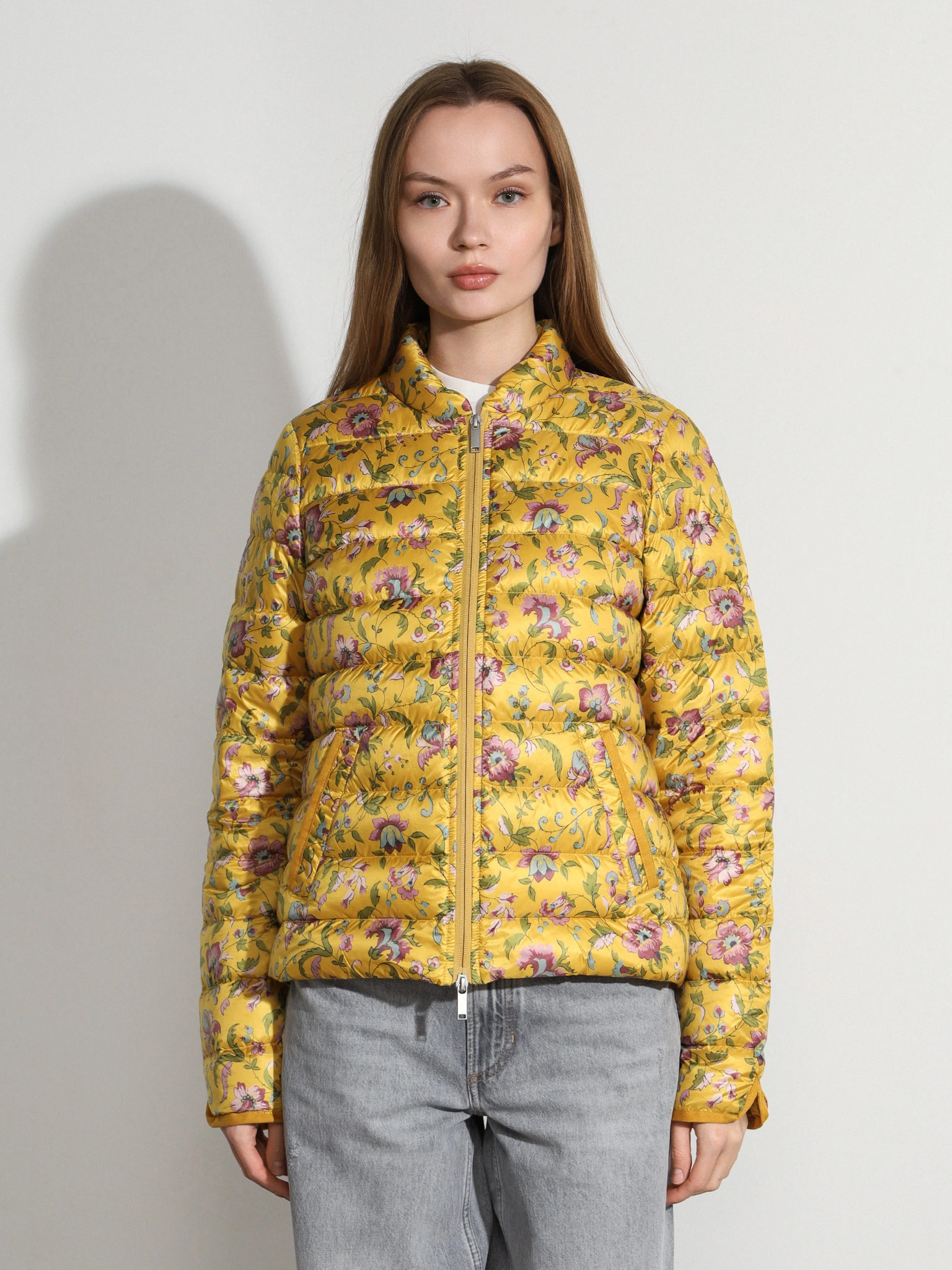 Куртка желтого цвета с цветочным принтом с горизонтальной стежкой